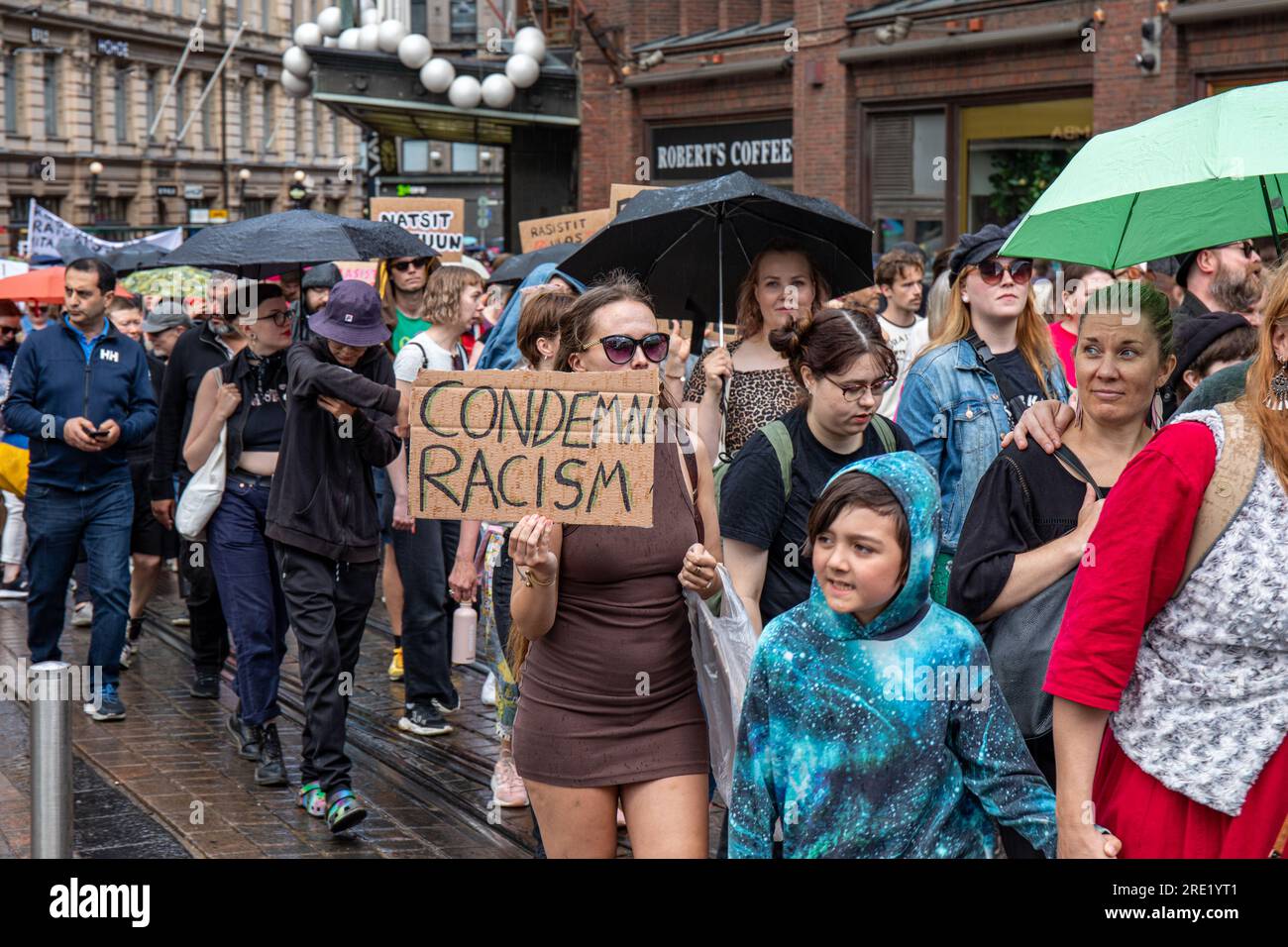Verurteilen Sie Den Rassismus. Demonstranten mit einem Pappschild bei Nollatoleranssi! Anti-Rassismus-Demonstration in Helsinki, Finnland. Stockfoto