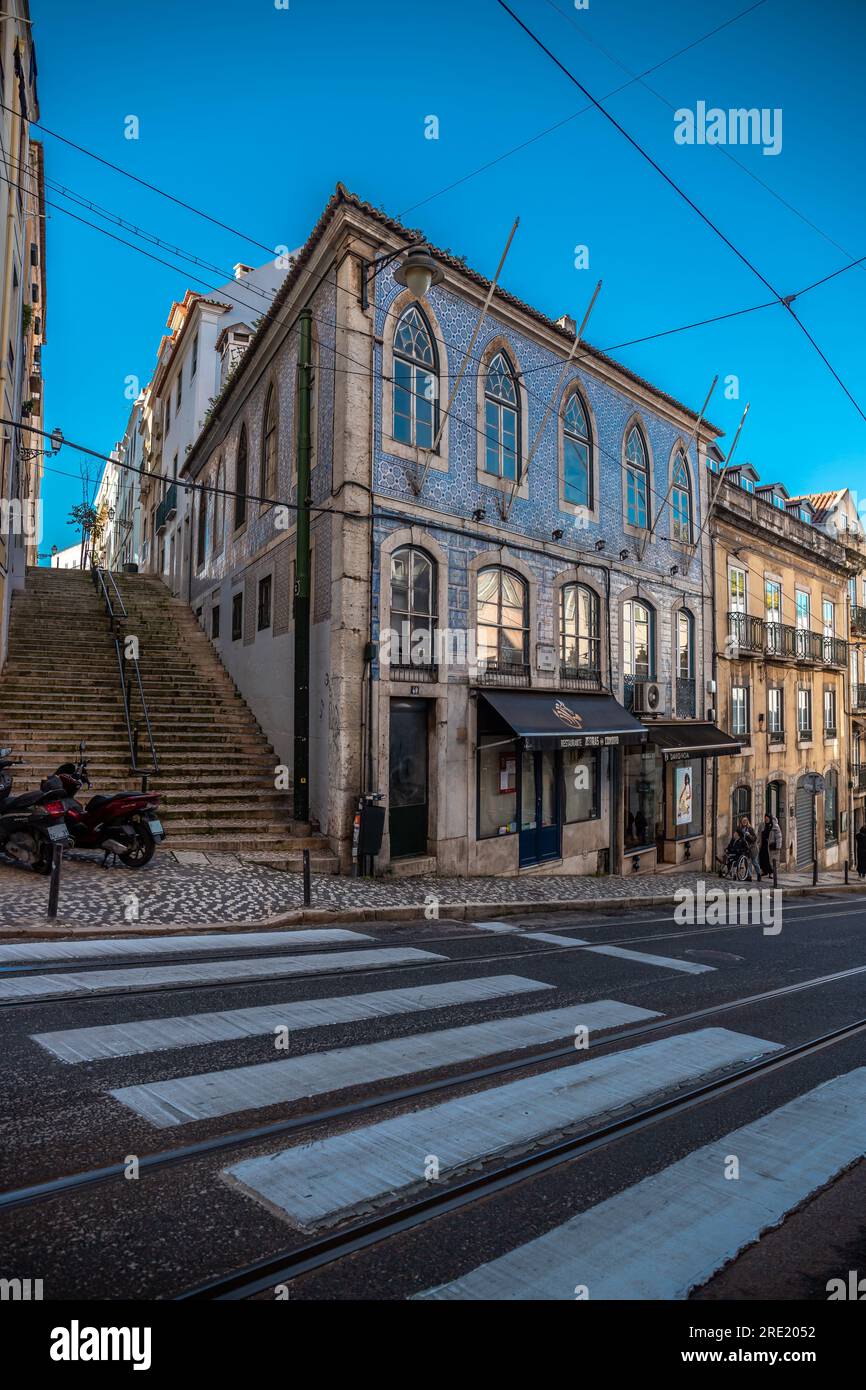 Die legendäre Straßenbahn 28 in der Altstadt von Bairro Alto. Alte Hausfassaden und enge Straßen Lissabon, Portugal Stockfoto