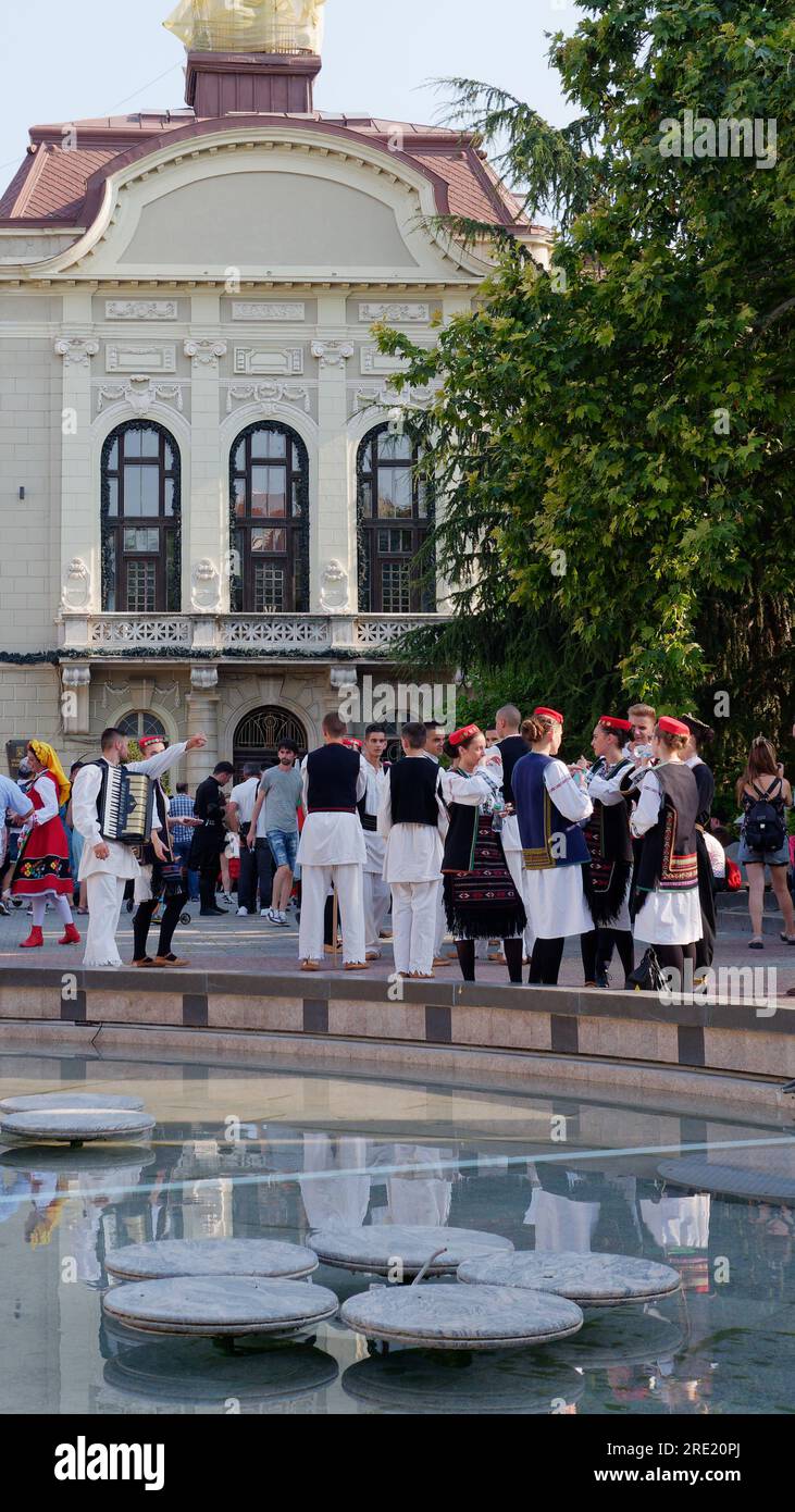Kulturelle Veranstaltung, bei der sich Jugendliche aus der ganzen Welt in traditioneller Tracht treffen und auftreten. Neben Dem Rathaus, Plovdiv, Bulgarien, 24. Juli 2023. Stockfoto