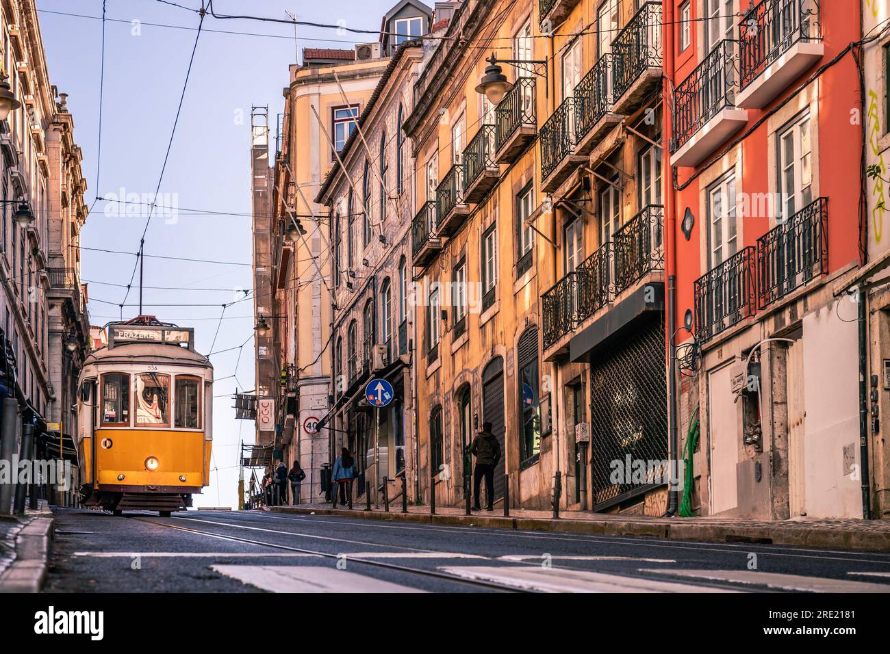 Die legendäre Straßenbahn 28 in der Altstadt von Bairro Alto. Alte Hausfassaden und enge Straßen Lissabon, Portugal Stockfoto