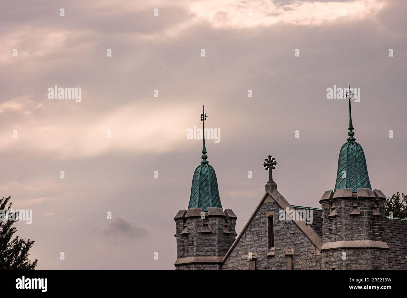 Türme und Gipfel von St. Bridget's Cathedral im East Falls-Viertel von Philadelphia, PA. Stockfoto