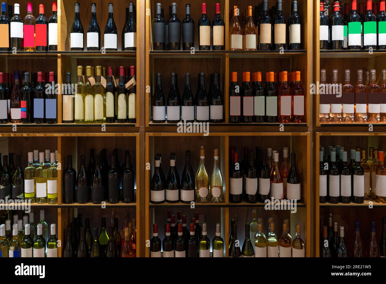 Regale mit Flaschen Wein, Wein- und Spirituosengeschäft im Hintergrund. Stockfoto