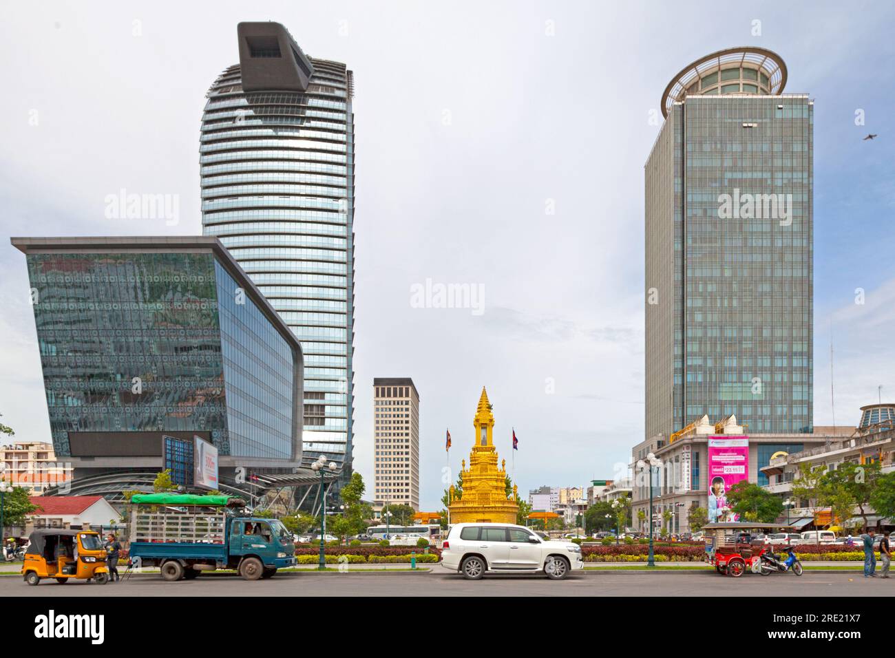 Phnom Penh, Kambodscha - August 26 2018: Ehemaliger Buddha Stupa zwischen dem Vattanac Capital Tower und dem Canadia Tower. Stockfoto