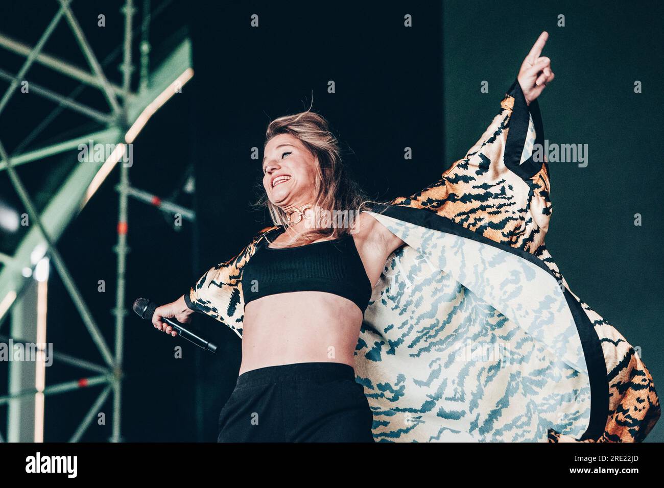 Sanne Greet Putseys, besser bekannt als Selah Sue, tritt live während eines Konzerts in Madrid auf. Stockfoto