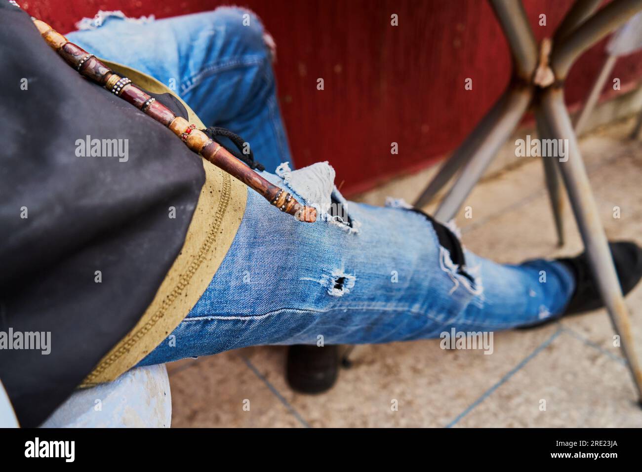 Die marokkanische Sebsi mit Jeans in einem Café Stockfoto