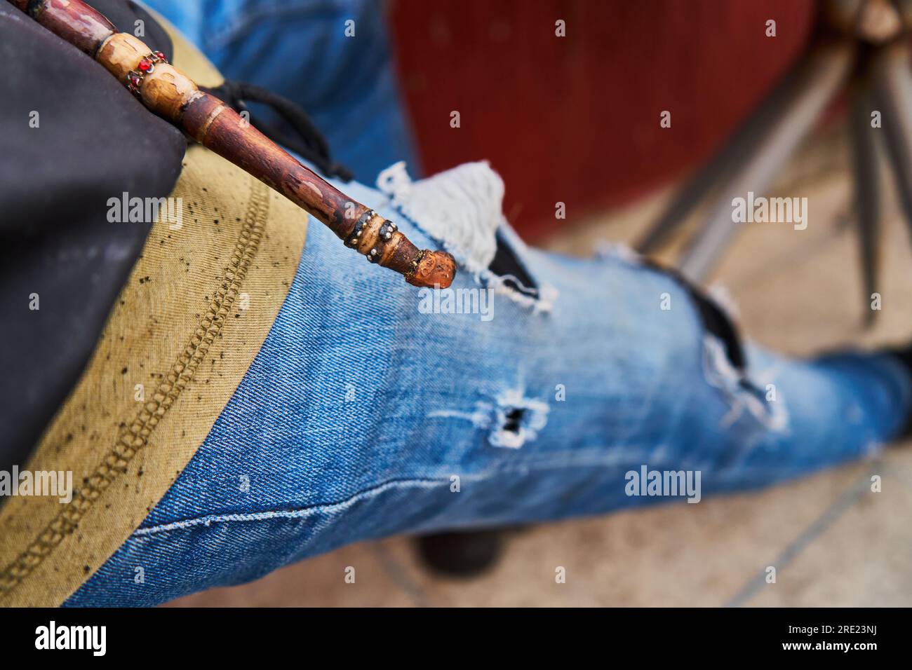 Die marokkanische Sebsi mit Jeans in einem Café Stockfoto