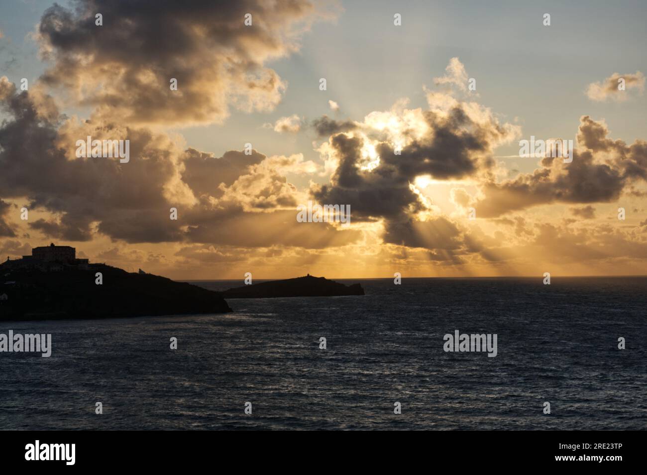 Ein beruhigender Sonnenuntergang über Newquay Bay, Newquay Cornwall. Stockfoto