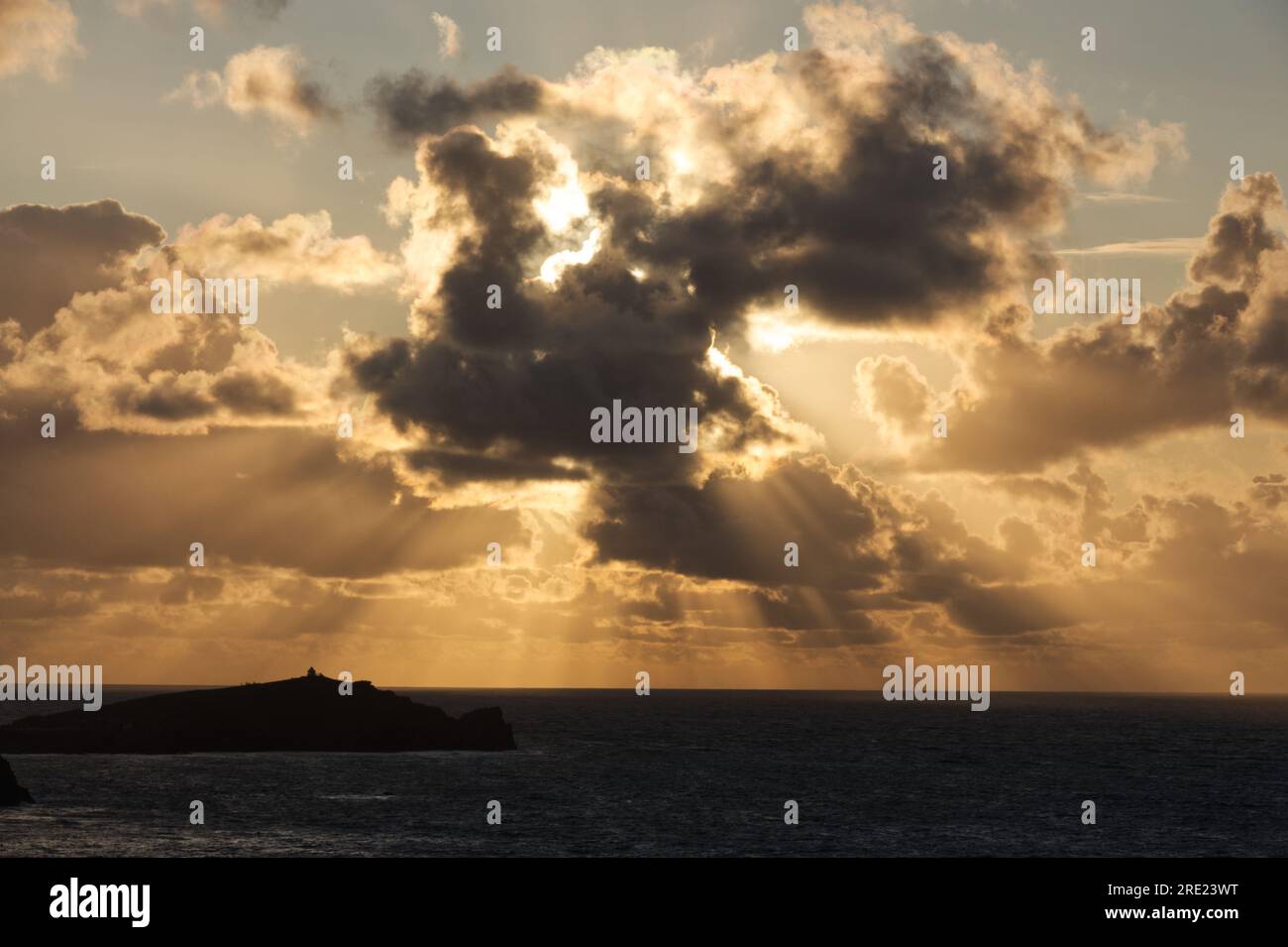 Ein beruhigender Sonnenuntergang über Newquay Bay, Newquay Cornwall. Stockfoto