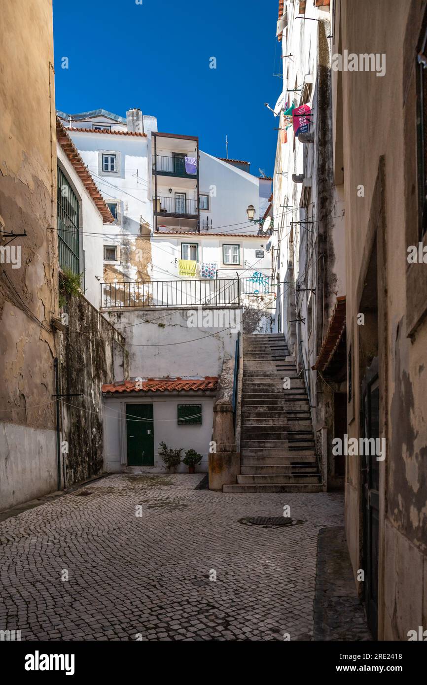 Wunderschöne enge Straßen, Häuser und Geschäfte in der historischen Altstadt von Alfama. Mittelmeer, Lissabon, Portugal Stockfoto