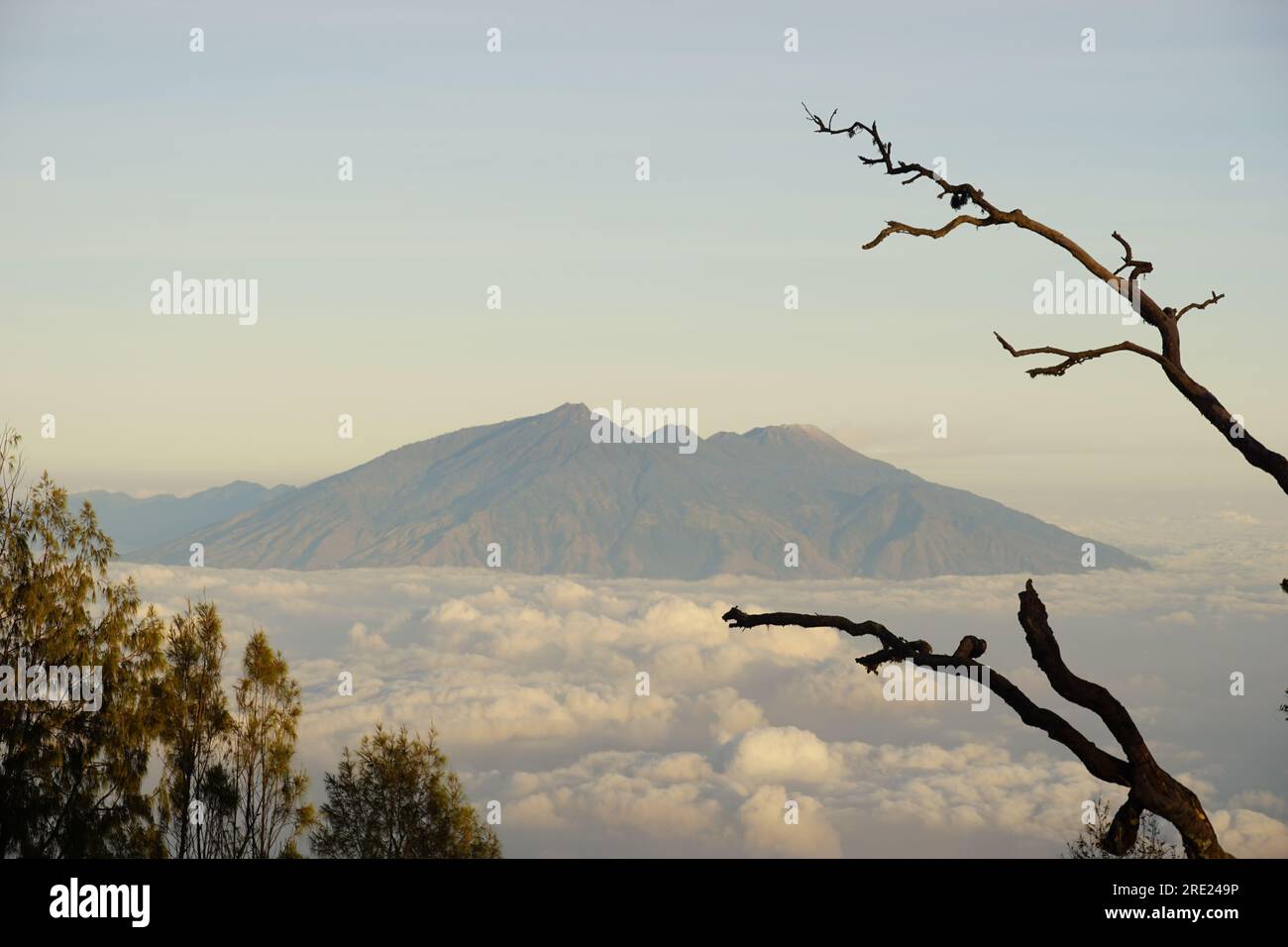 Berg - Wolkendurchbruch in Indonesien Stockfoto