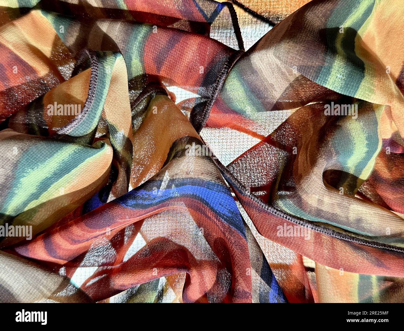 Stoffe mit Hintergrundbeleuchtung zeigen Dimension und Vorstellungskraft, als ob man auf ein abstraktes Kunstwerk blickt. Material wurde über Raster oder Bildschirm geschichtet. Stockfoto