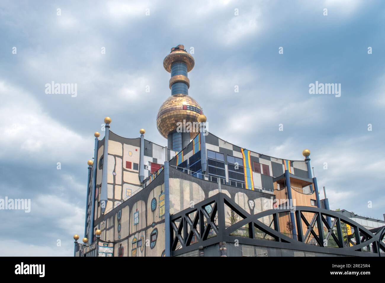 Wien, Österreich, 17. juli 2023. Die abfallverbrennungsfabrik spittelau ist hundert Jahre lang in wien entstanden und verbindet Kunst, Nachhaltigkeit und Fu Stockfoto