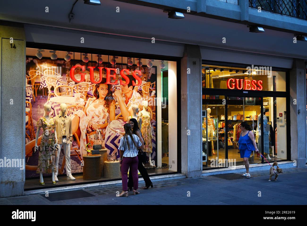 Schaufenster eines Guess Store Stockfoto