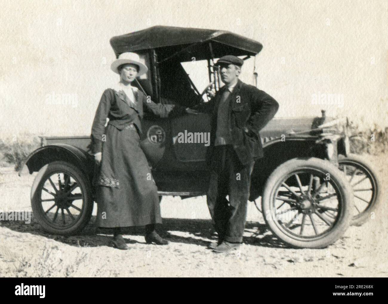 1920er. Ein Mann und eine Frau posieren für ein Foto vor einem Ford Model T „Runabout“-Auto. Stockfoto