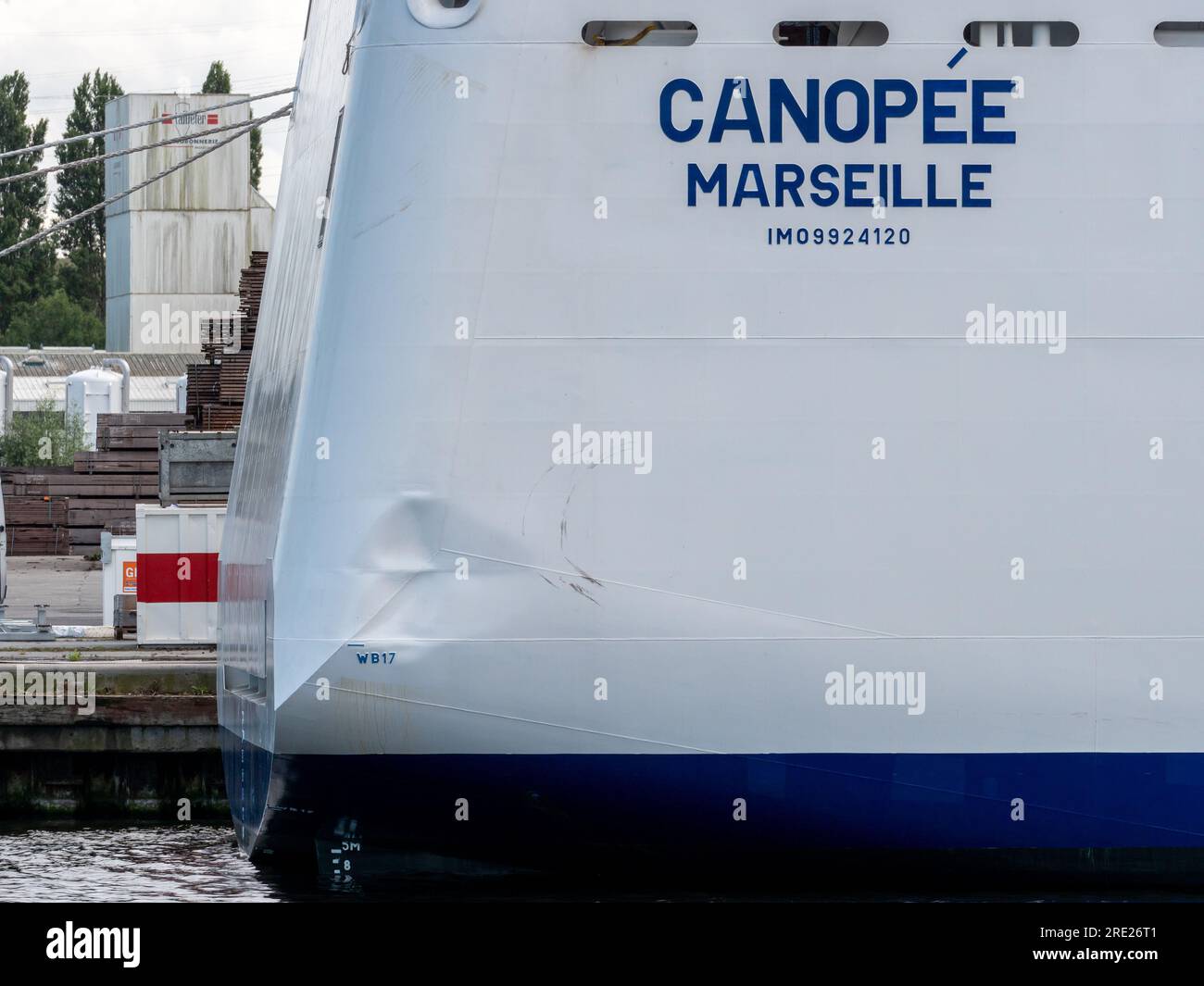Caen, Normandie, Frankreich - 24. Juli 2023. Hybridschiff „Canopée“ im Hafen von Blainville sur Orne. Elemente werden in die Ariane 6-Rakete geladen. Beschädigtes Shi Stockfoto