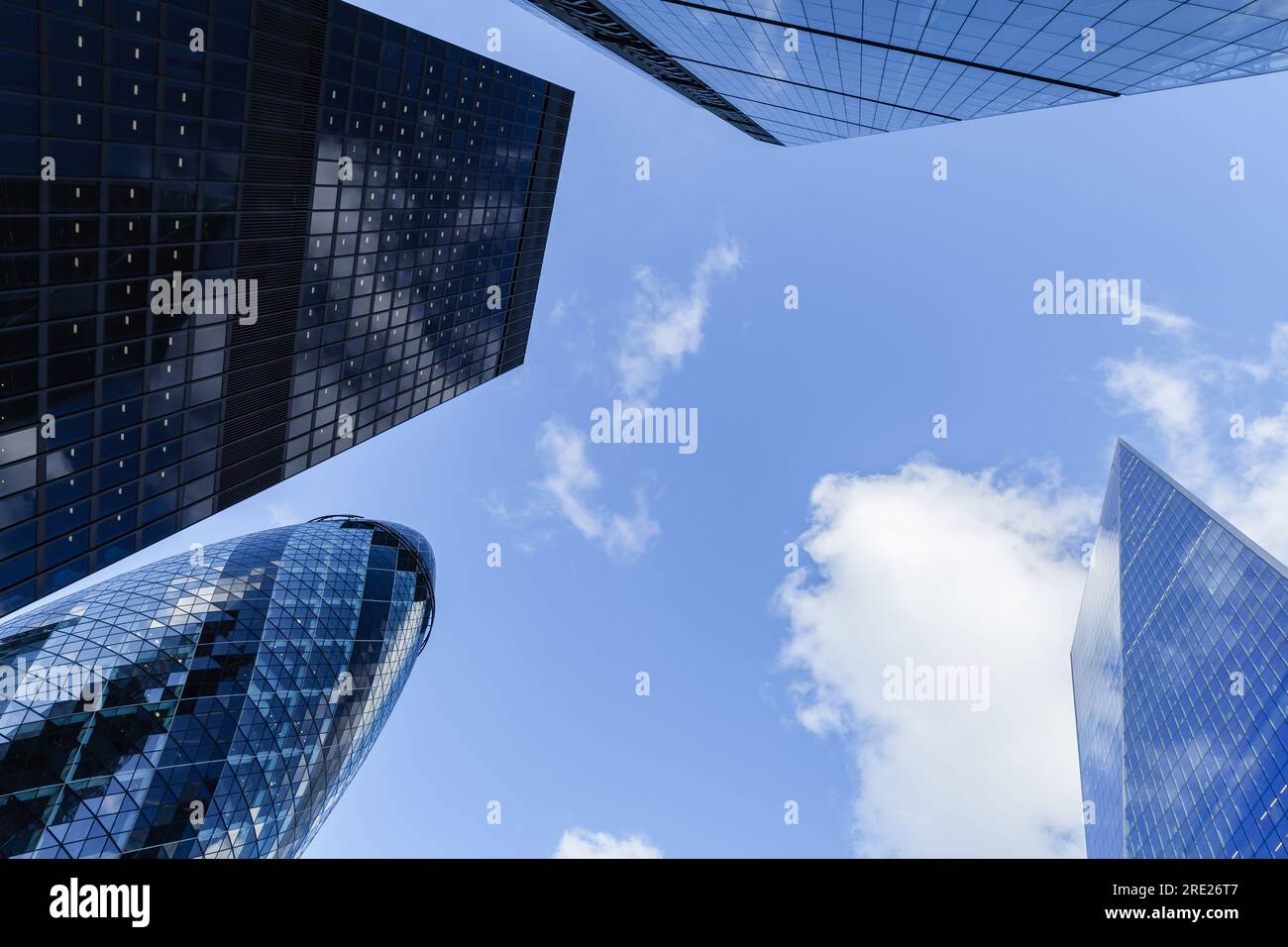 London, Großbritannien - 25. April 2019: Die Wolkenkratzer der Londoner Stadt befinden sich unter einem wolkenlosen blauen Himmel Stockfoto