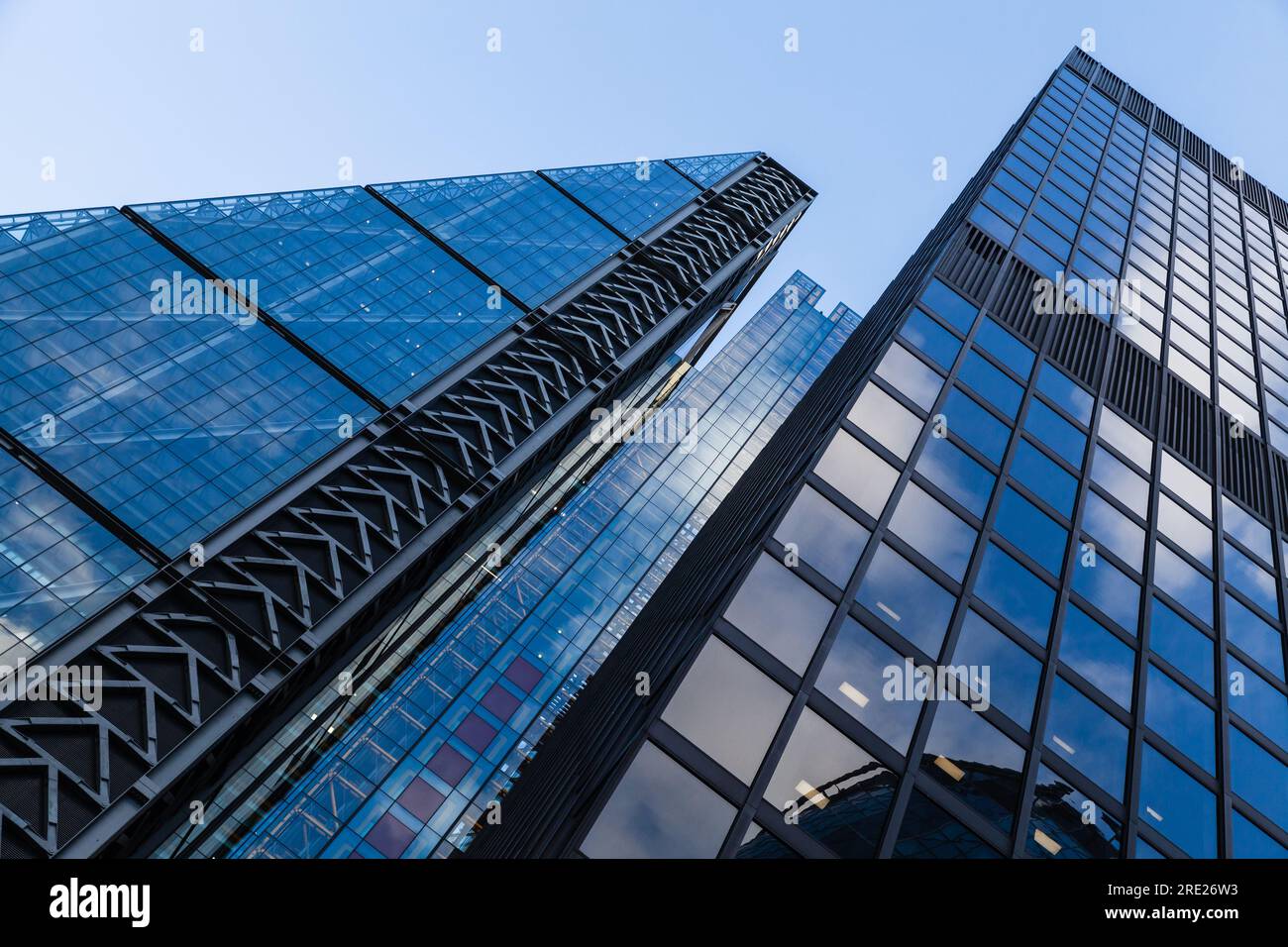 London, Großbritannien - 25. April 2019: Moderne Wolkenkratzer in der Londoner Skyline unter klarem blauen Himmel Stockfoto