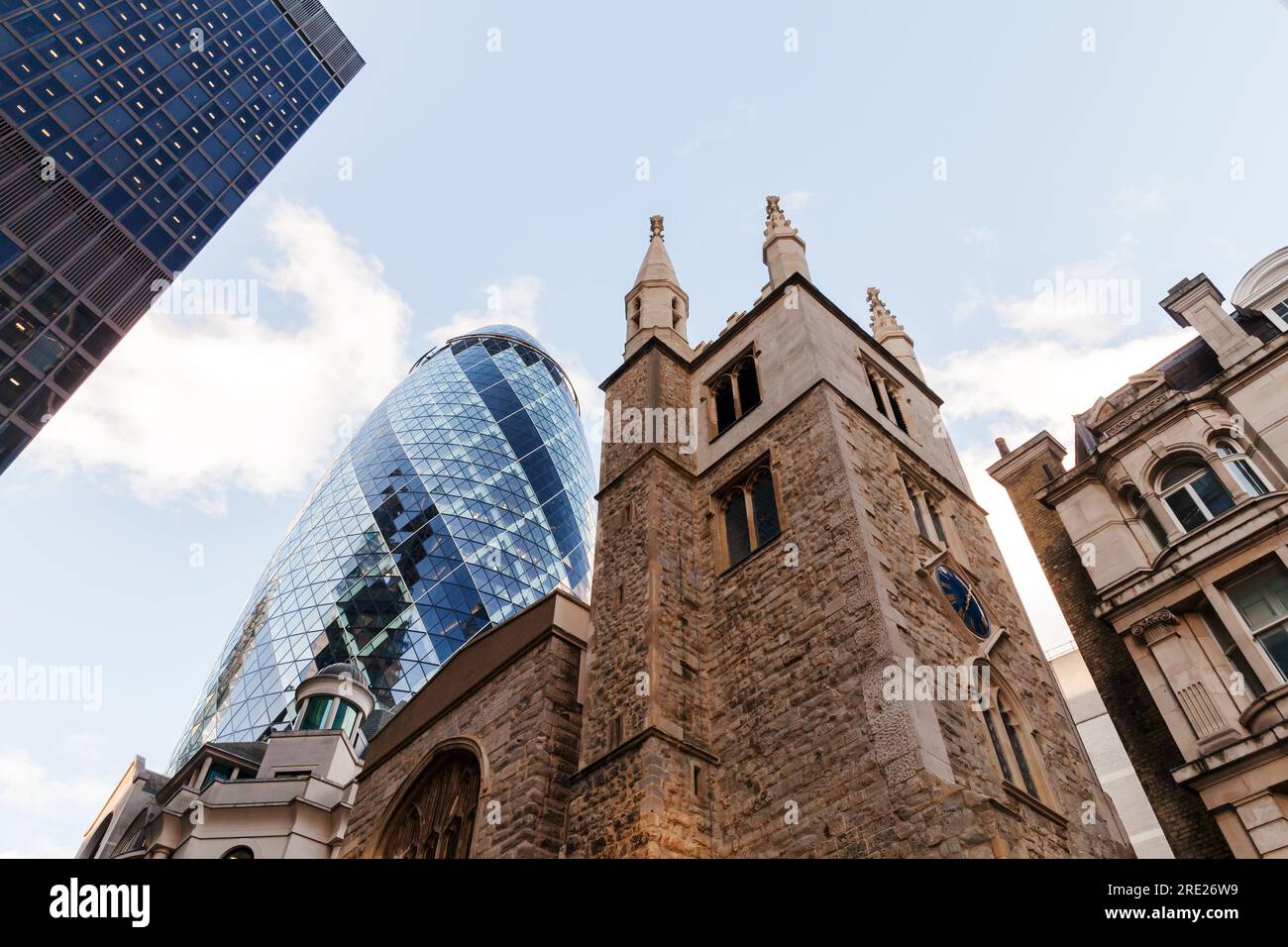 London, Großbritannien - 25. April 2019: Londoner Skyline mit alten Gebäuden und dem Herkin-Turm im Hintergrund Stockfoto