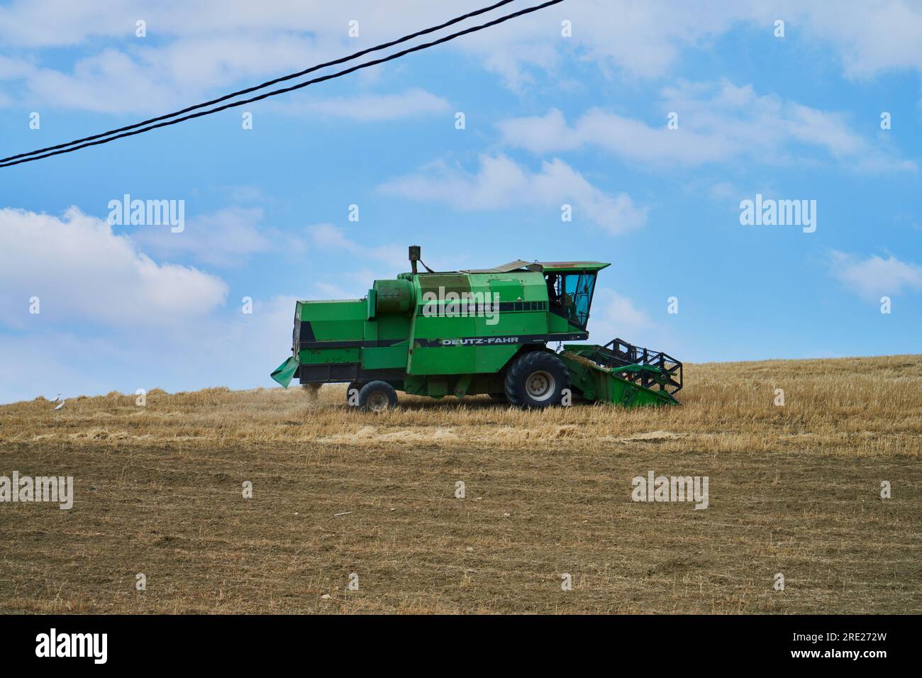 Mähdrescher arbeiten auf einem Feld Stockfoto