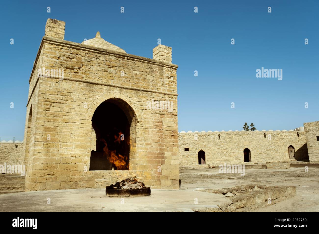 Baku, Aserbaidschan - 27. Juni 2023: Ein architektonisches Foto des Ateshgah-Tempels, ein historischer Feuertempel in Aserbaidschan, vor einem klaren blauen Himmel Stockfoto
