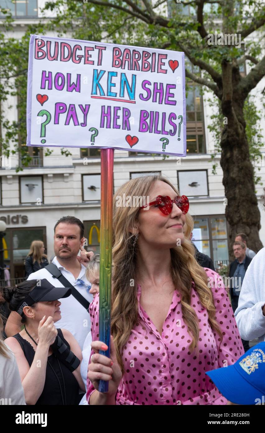 Schilder von Equity-Mitgliedern bei der Equity-Union-Rallye in London, in Solidarität mit den SAG-AFTRA-Akteuren, die in den USA streiken, für eine faire Bezahlung, Restzahlungen Stockfoto