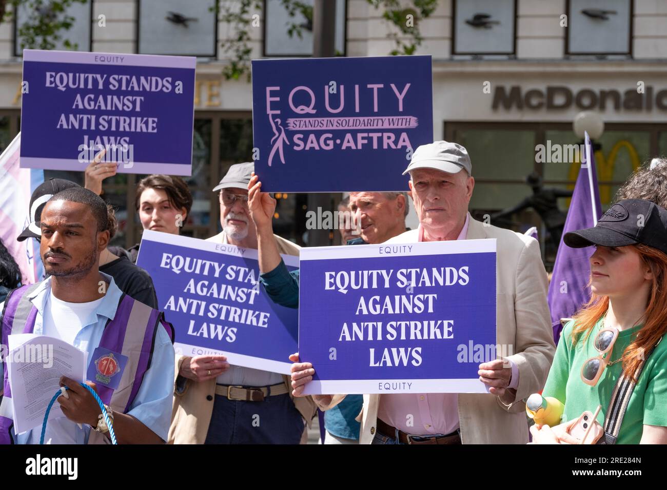 Schilder von Equity-Mitgliedern bei der Equity-Union-Rallye in London, in Solidarität mit den SAG-AFTRA-Akteuren, die in den USA streiken, für eine faire Bezahlung, Restzahlungen Stockfoto