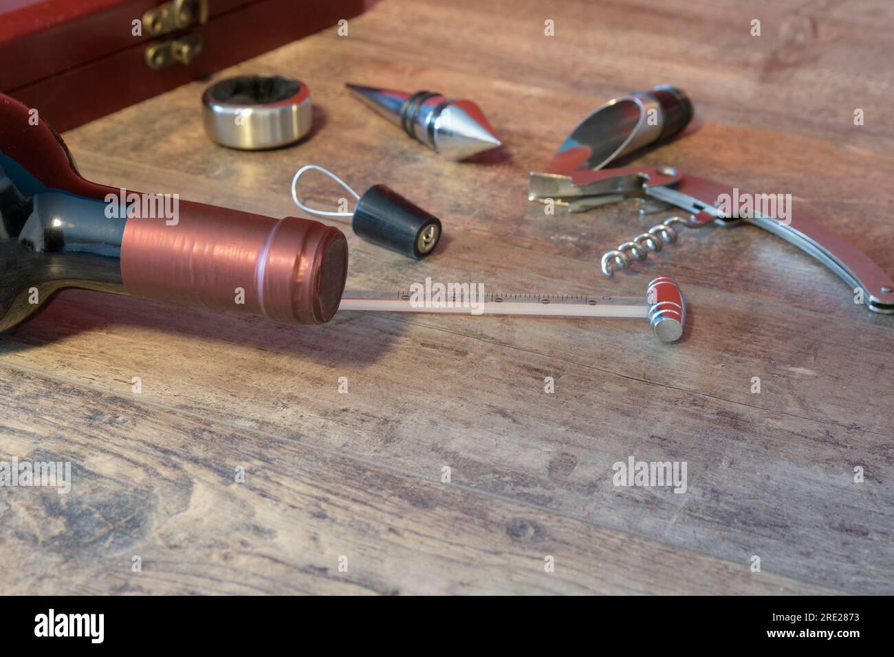 Zubehör für Wein in Flaschen. Zusätzliche Stopfen, Öffnungen, Korkenzieher, Thermometer. Auf der Texturtabelle. Stockfoto