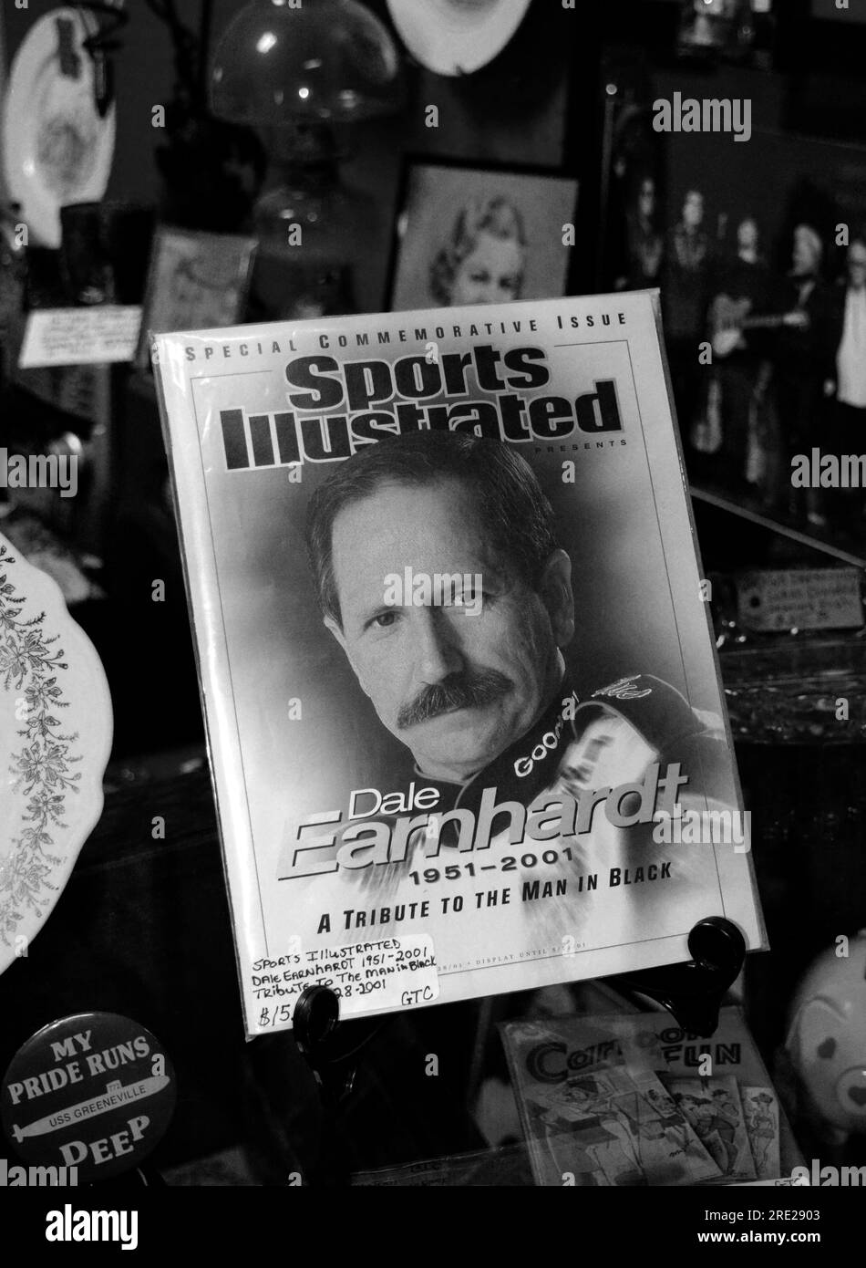 Eine Ausgabe von 2001 von einer Sports Illustrated Special Rememorative Issue von „Dale Earnhardt, A Tribute to the man in Black“ zum Verkauf in einem Antiquitätenladen. Stockfoto
