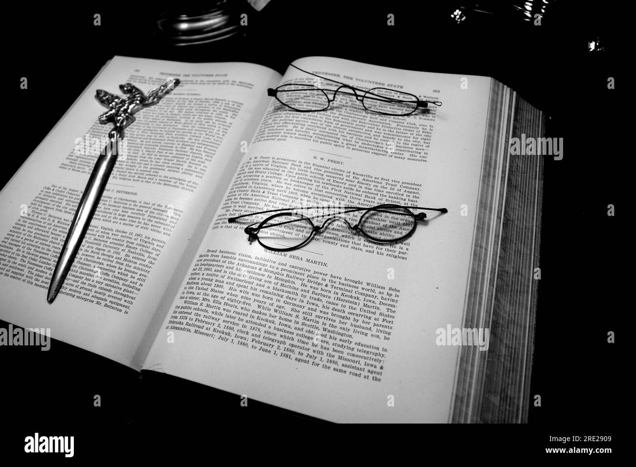 Eine Brille mit antikem Drahtrand zum Verkauf in einem Antiquitätenladen in Bristol, Virginia. Stockfoto