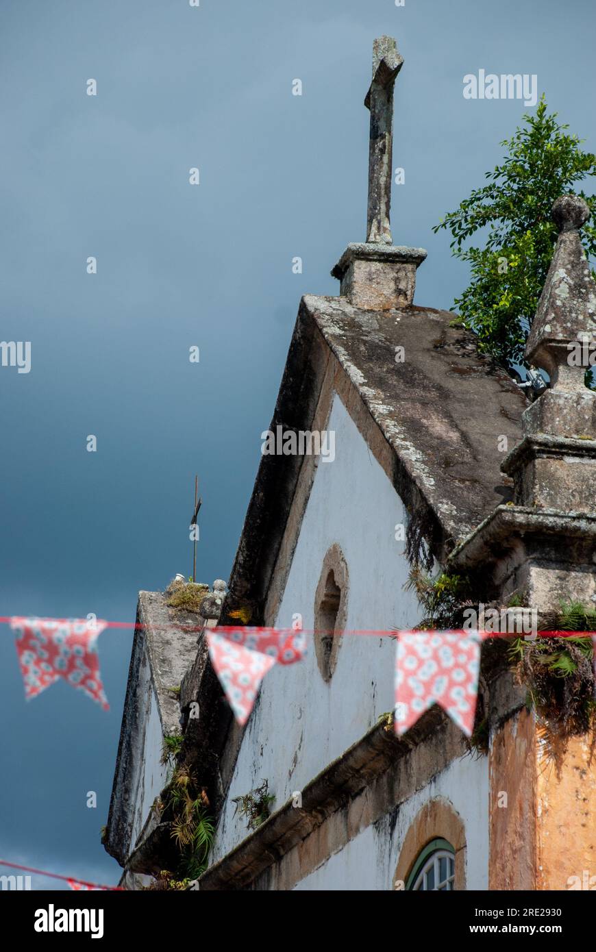 Exquisite Fassadendetails einer historischen Kirche in Paraty, Rio de Janeiro, Brasilien, mit architektonischer Pracht und kulturellem Erbe Stockfoto