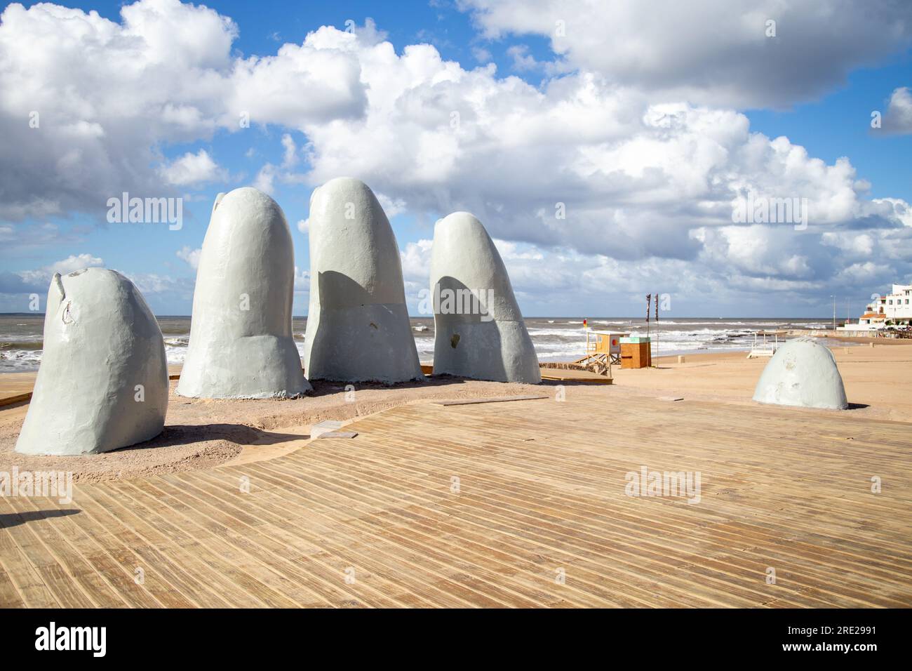 Die berühmte Skulptur „La Mano“ (die Hand) des Künstlers Mario Irarrázabal in Punta del Este, Uruguay, die vom Sand ausgeht und menschliche Emotionen symbolisiert Stockfoto