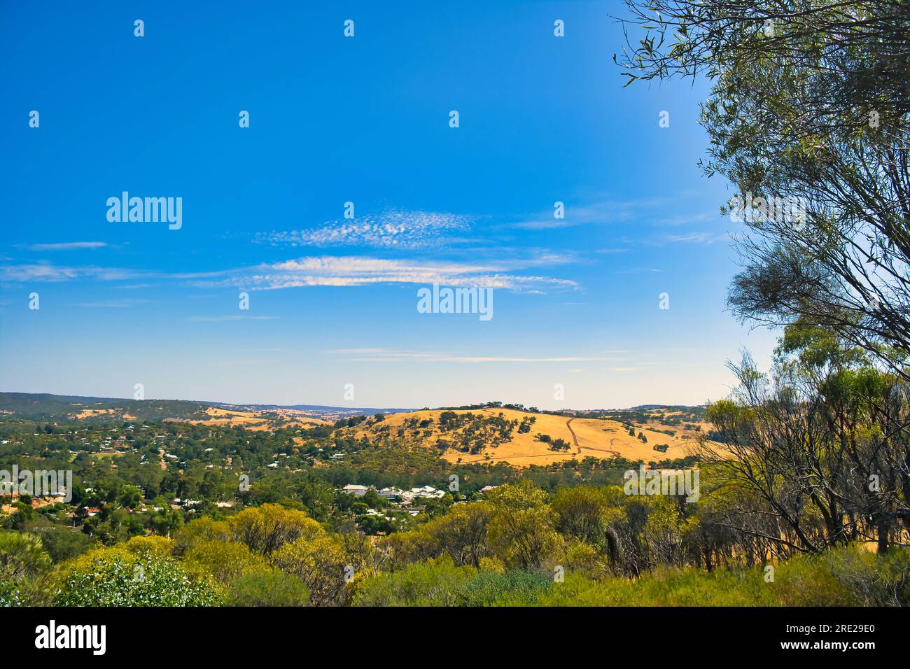 Blick über die grüne Stadt Toodyay (Westaustralien) und die umliegende Hügellandschaft vom Pelham Reserve Stockfoto