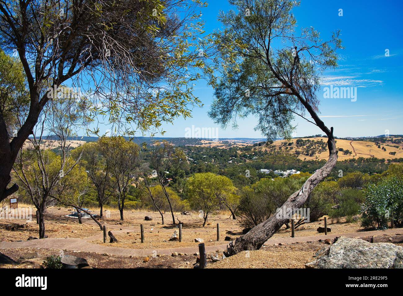 Blick über die Stadt Toodyay (Westaustralien) und die umliegende Hügellandschaft im Wheatbelt vom Pelham Reserve Stockfoto