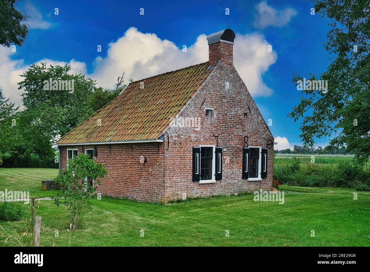 Landarbeiterhaus aus dem 18. Jahrhundert im typischen Stil des Nordens der Niederlande im Dorf Tinallinge, Groningen Stockfoto