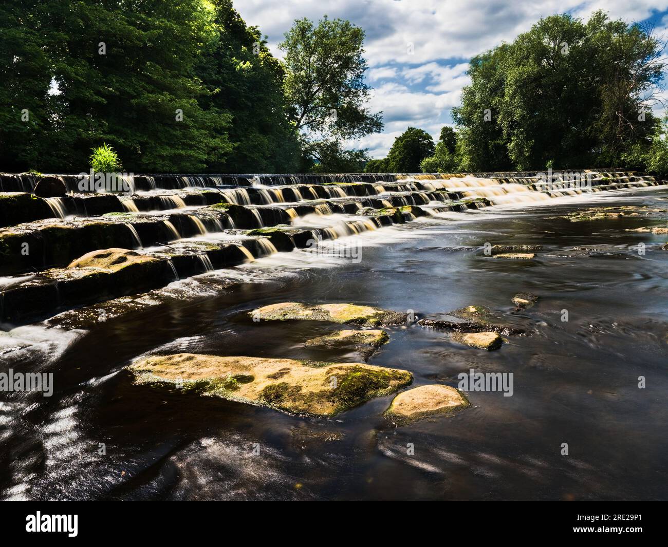 Ein wunderschönes Wehr über die Wharfe bei Burley-in-wharfedale in England. Stockfoto