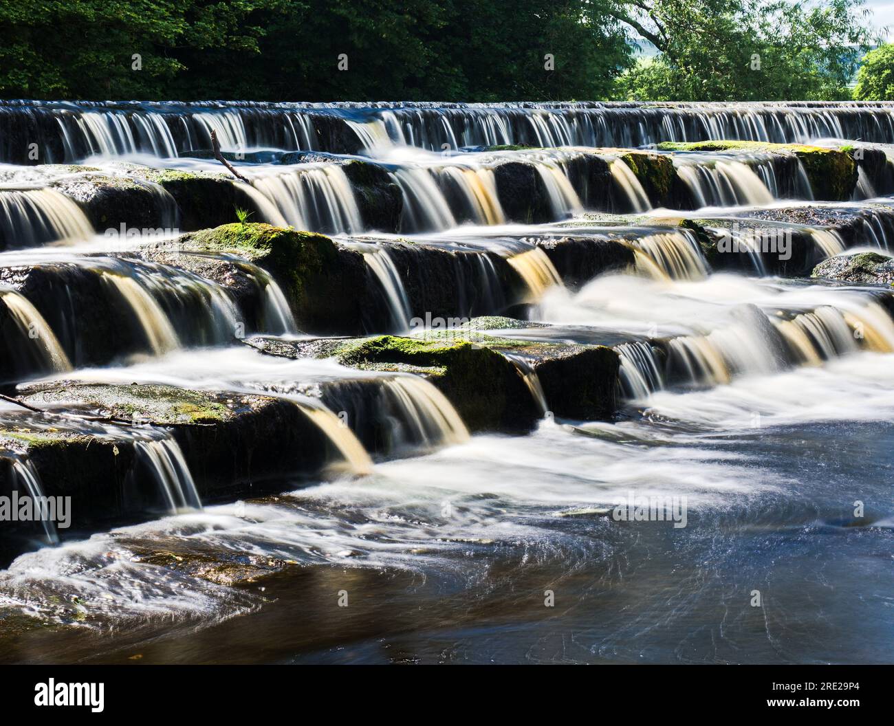 Ein wunderschönes Wehr über die Wharfe bei Burley-in-wharfedale in England. Stockfoto