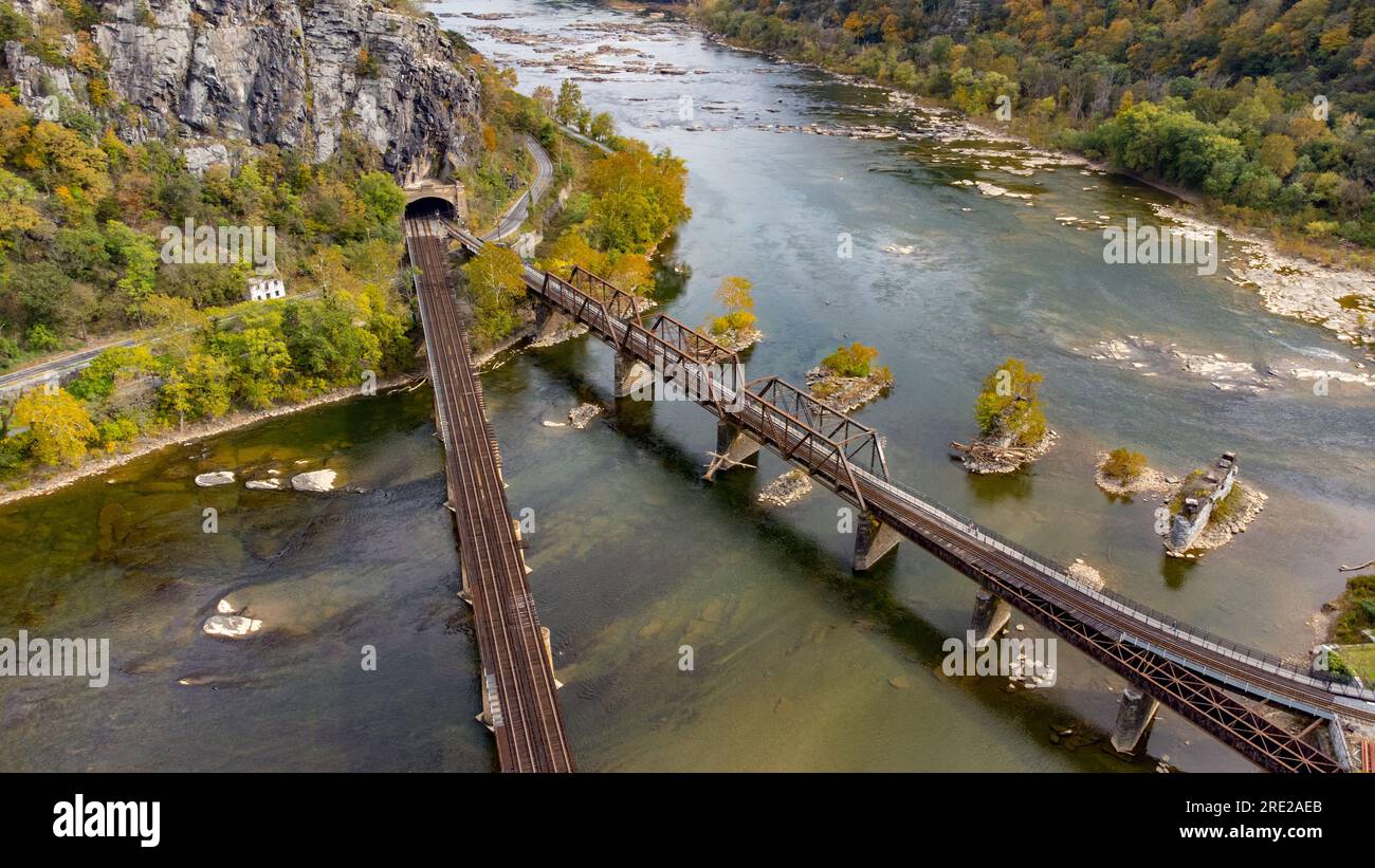 Drohnenantennen von Harper's Ferry, WV-Zugbrücken. Stockfoto