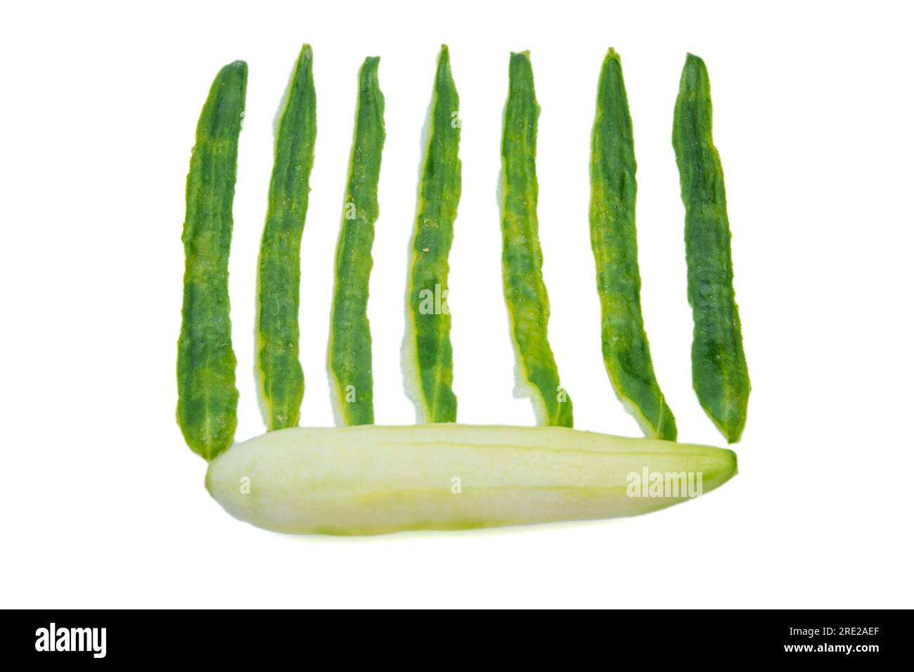 Aussehen von Gurken, die mit Schalen in Streifen geschnitten wurden Stockfoto