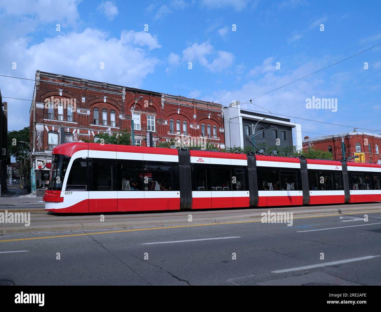 Moderne Straßenbahn in eigener Fahrtrichtung auf der Spadina Avenue in Toronto Stockfoto