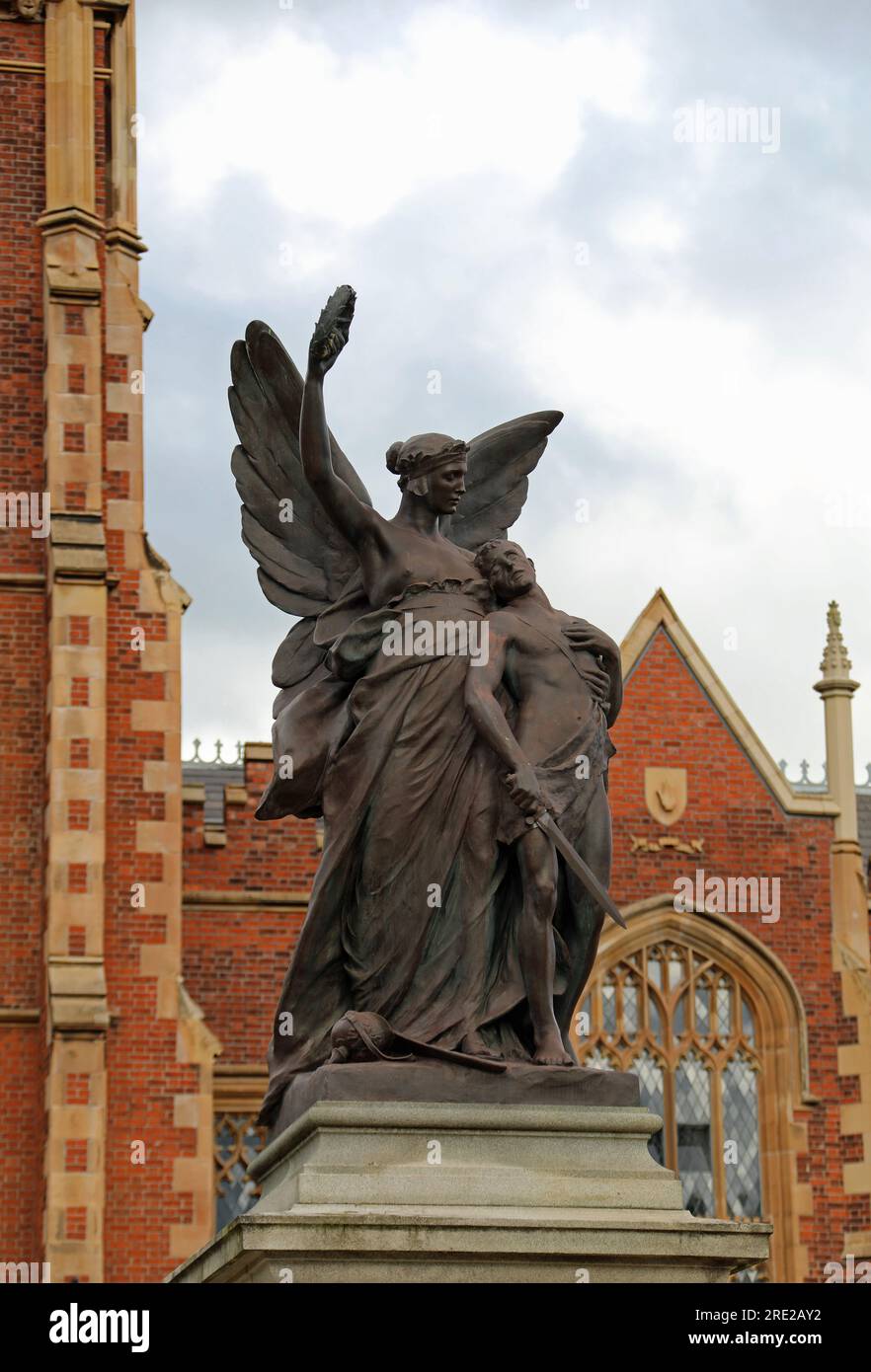 Jugendstilskulptur von Sir Thomas Brock zum Kriegsdenkmal an der Queens University in Belfast Stockfoto