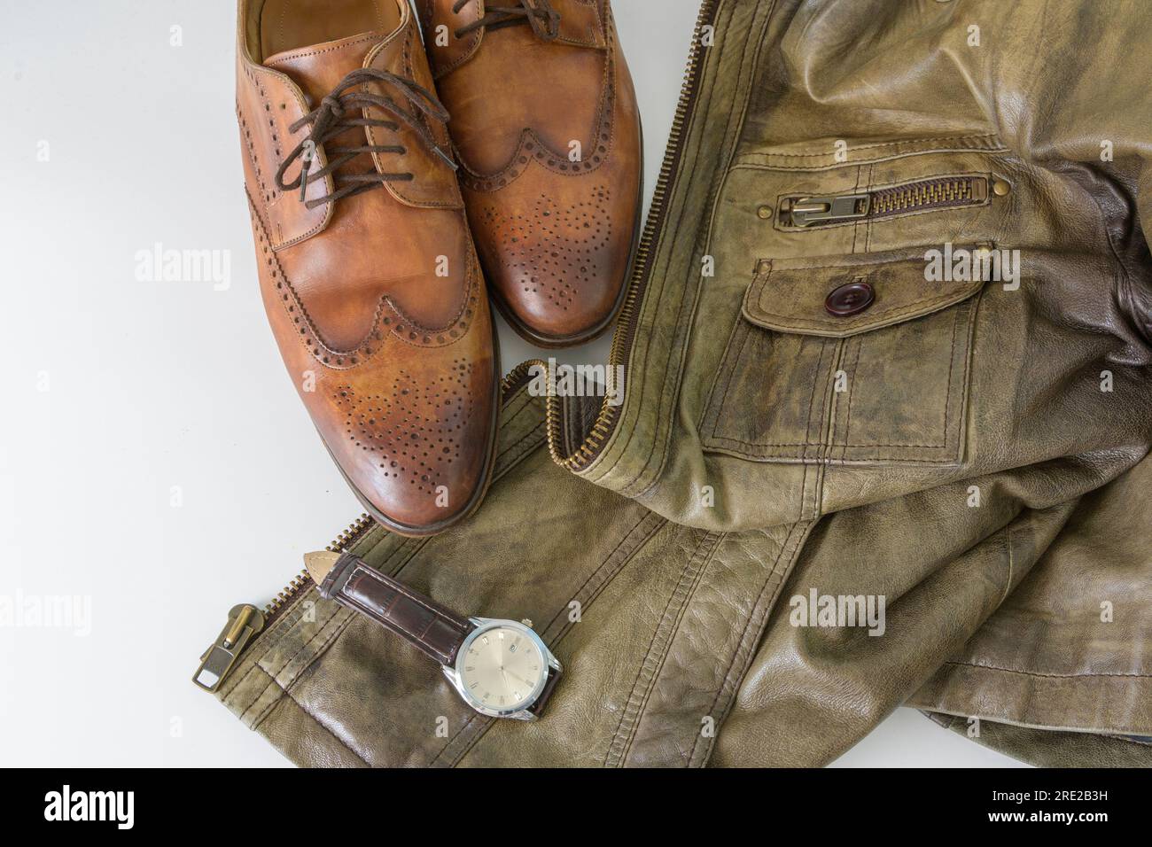Klassische Lederaccessoires für Herrenbekleidung. Produkte aus echtem Leder – Jacke, Schuhe und Uhren Stockfoto
