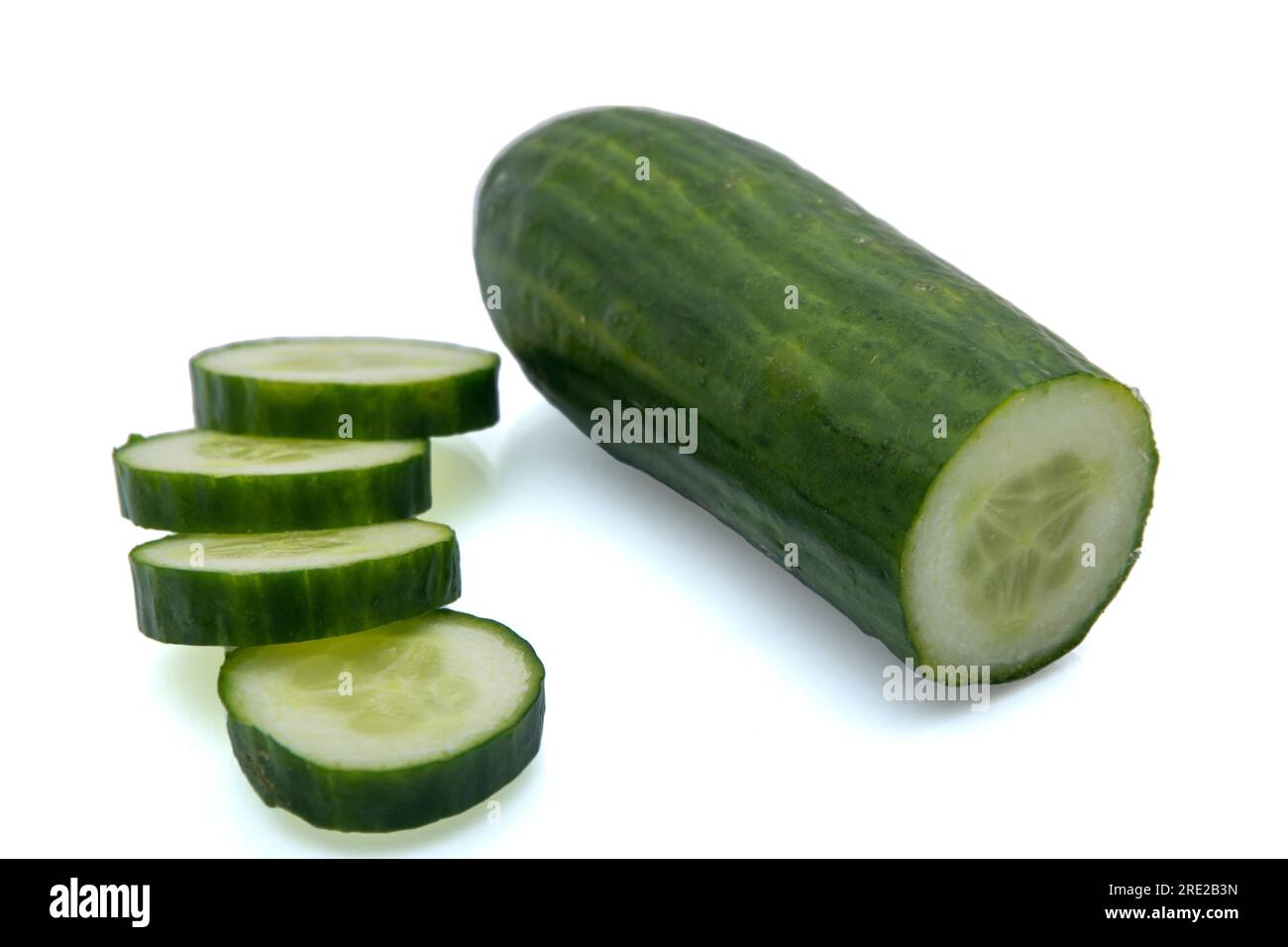 Seitenansicht der geschnittenen ​​cucumber-Schichten auf weißem isoliertem Hintergrund Stockfoto