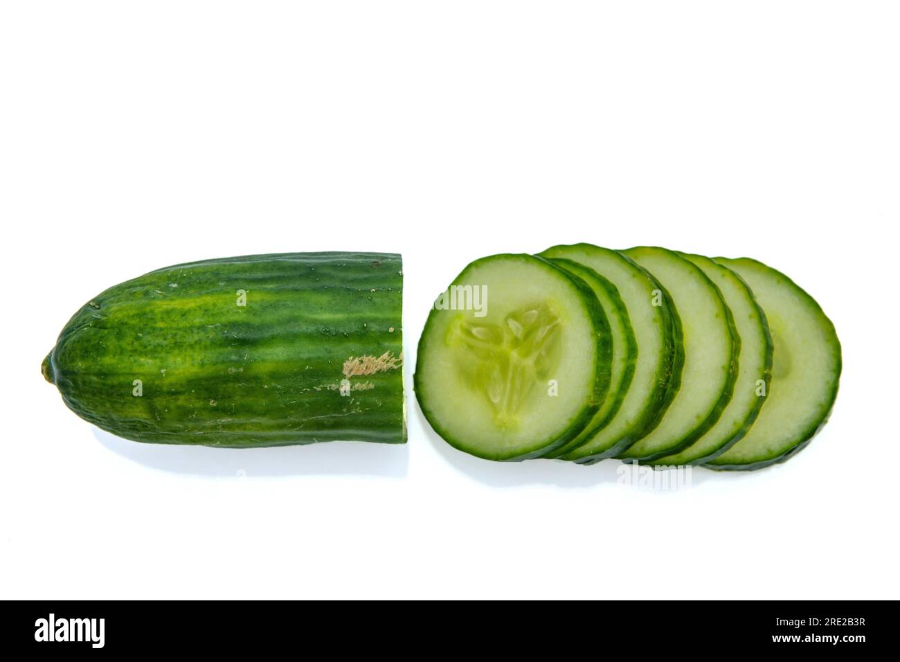 Draufsicht gehackter Gurkenscheiben auf weißem isoliertem Hintergrund Stockfoto