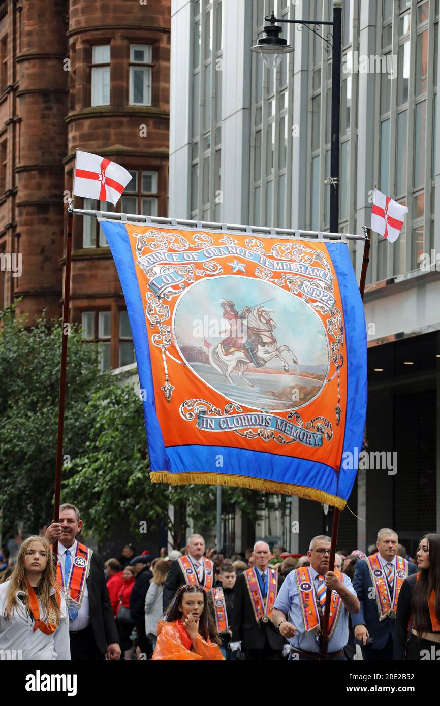 Protestanten marschieren am Zwölften durch Belfast Stockfoto