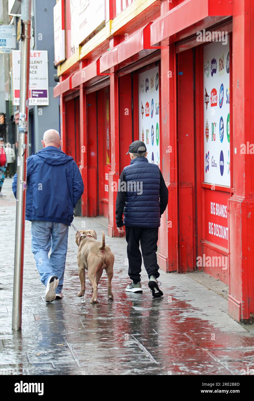 Männer mit amerikanischem Pit Bull im Stadtzentrum von Belfast Stockfoto