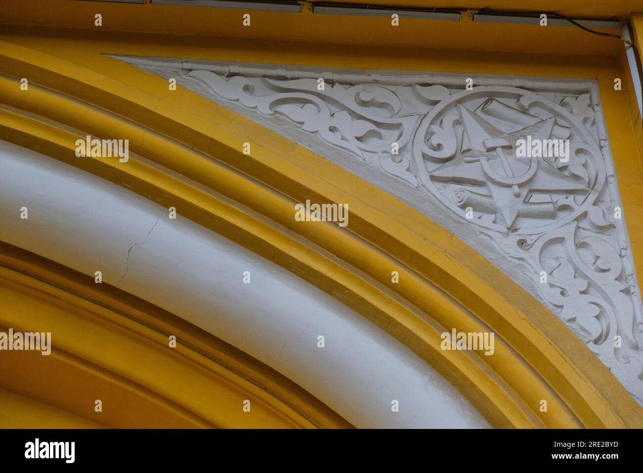 Kasachstan, Almaty. Hammer und Sichel Emblem im sowjetischen Wissenschaftshaus. Stockfoto