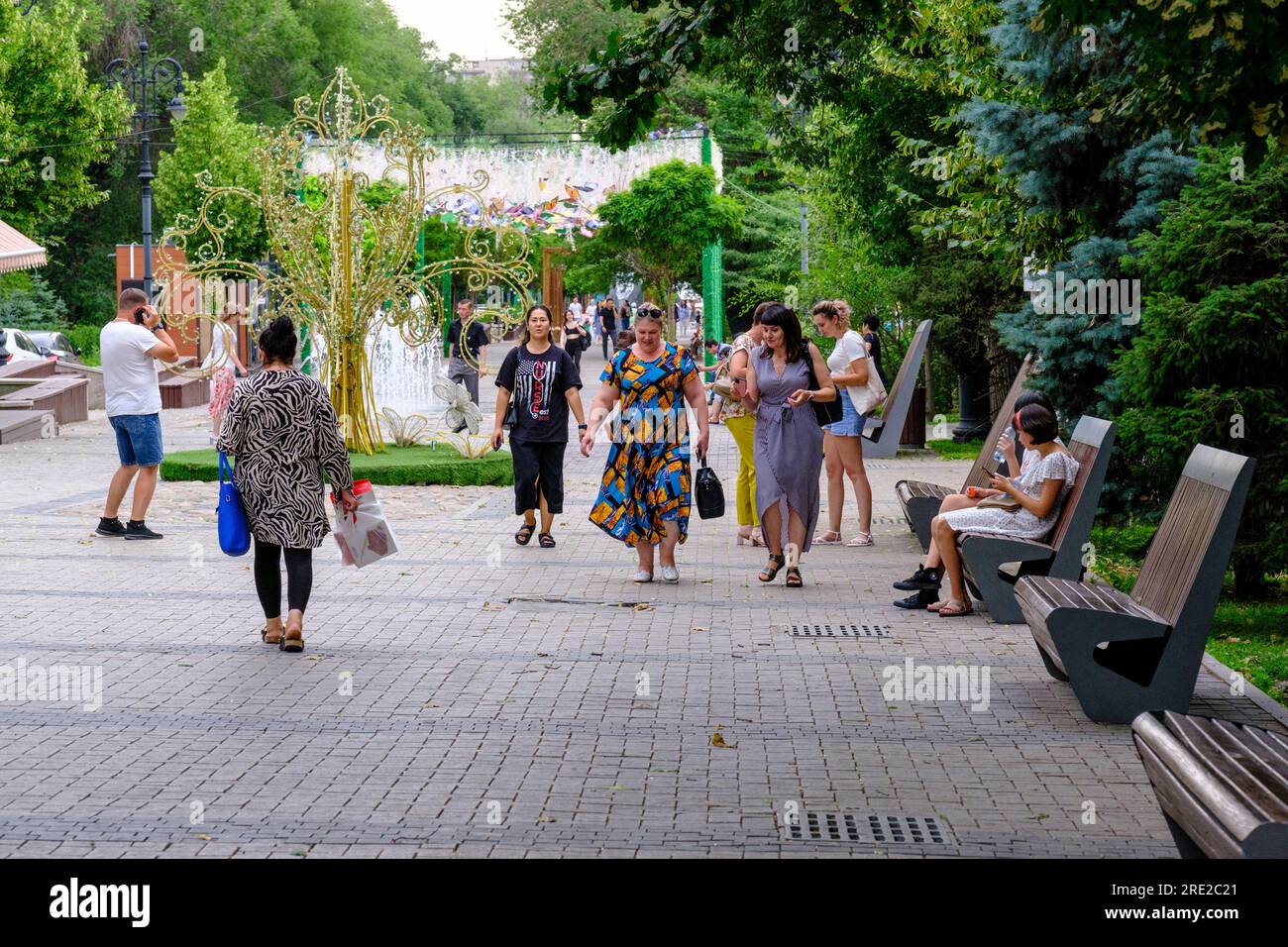 Kasachstan, Almaty. Menschen auf der Panfilov Promenade, einem Fußgängerweg. Stockfoto