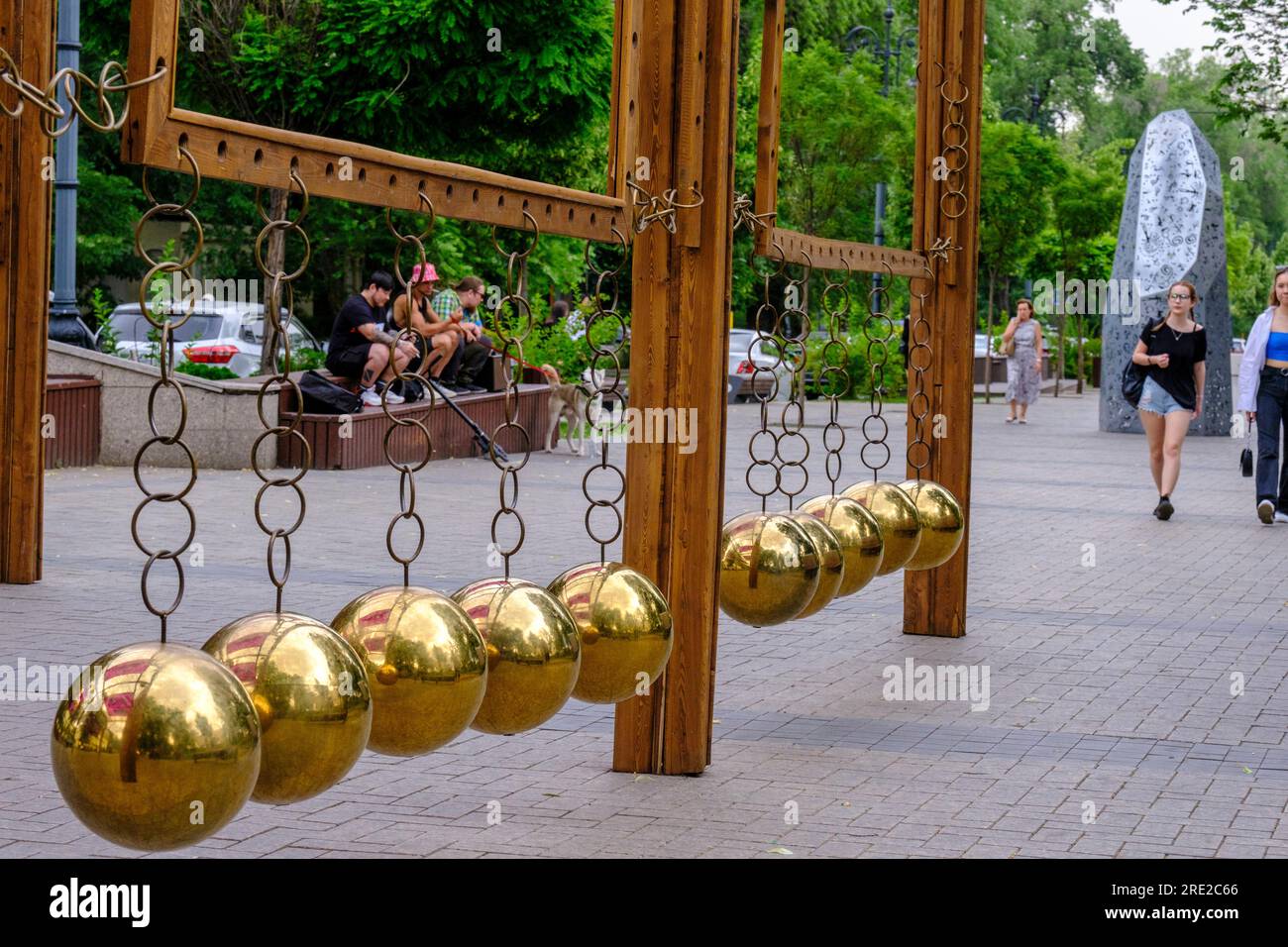 Kasachstan, Almaty. Künstlerische Straßendekoration auf der Panfilov Promenade, einer Fußgängerzone. Stockfoto