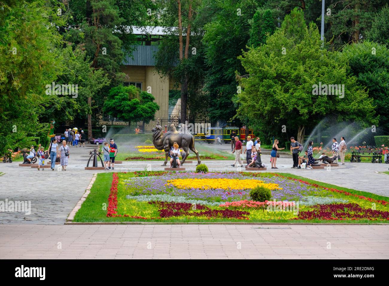 Kasachstan, Almaty. Blumenbeet am Eingang zum Central Park für Kultur und Erholung. Stockfoto