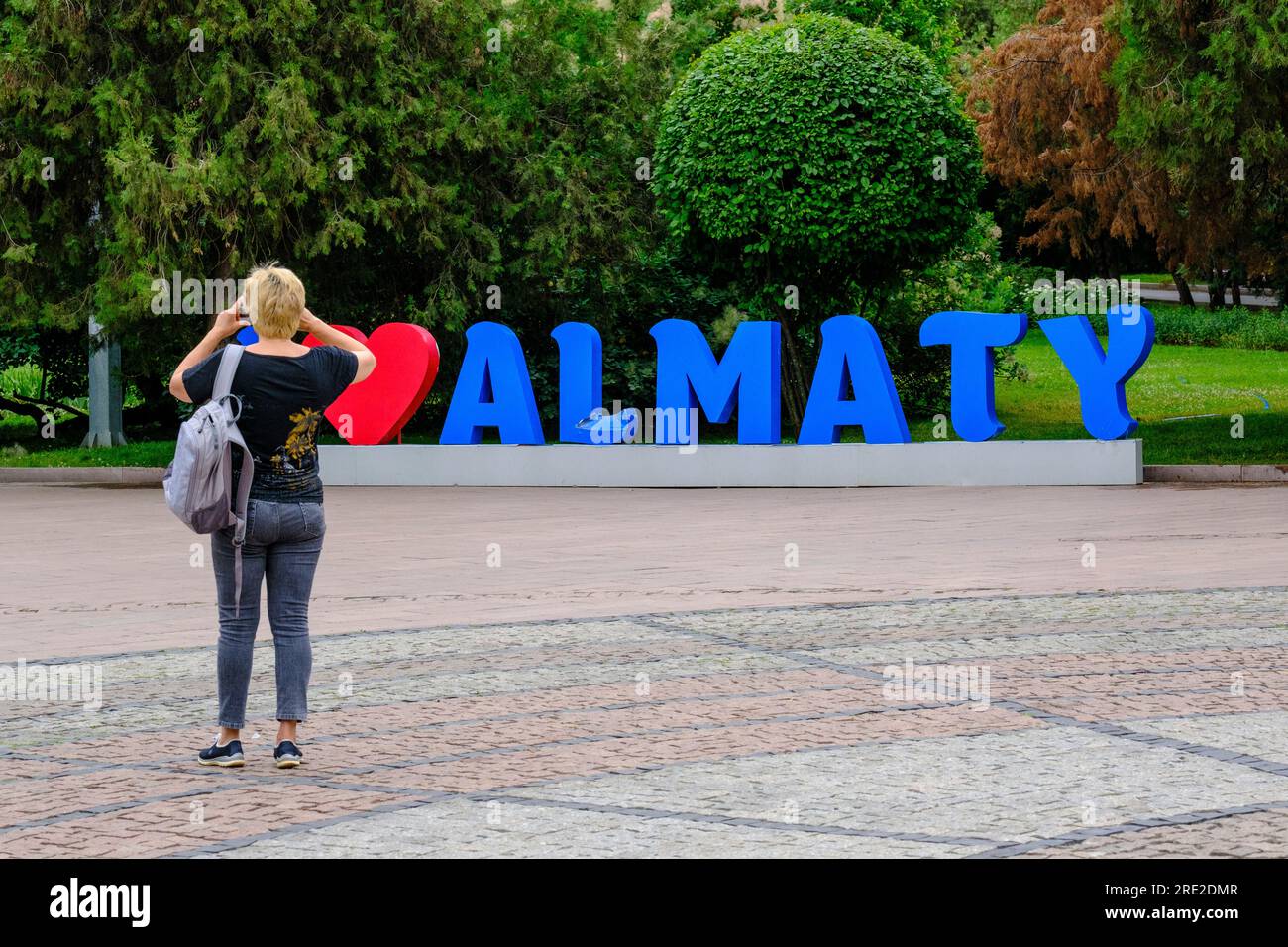 Kasachstan, Almaty. Ich liebe das Almaty Monument, Central Park für Kultur und Erholung. Stockfoto